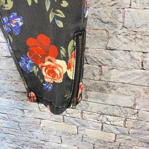 Hot Kiss Floral Capri - Picture 5 of 7